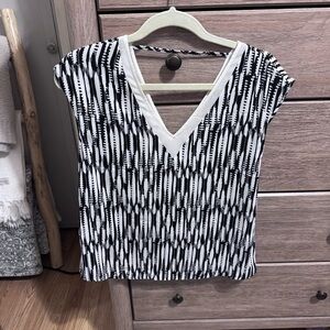 Express Monochrome Patterned V-Neck Top